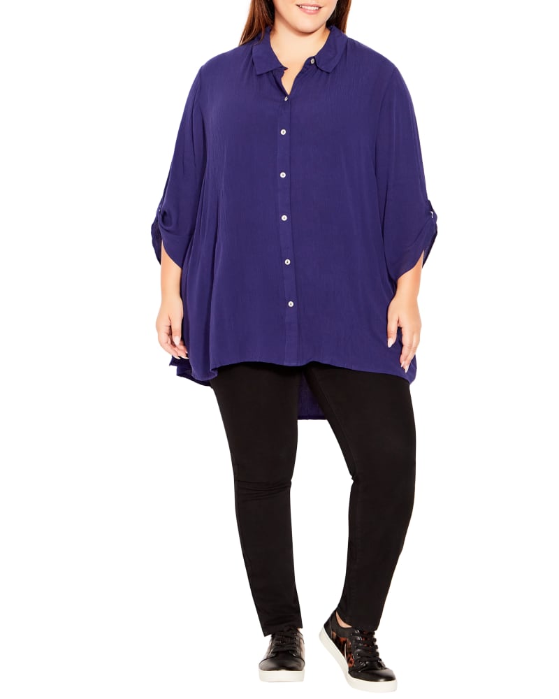 Front of a model wearing a size 22/24 Island Breeze Tunic in Navy by Evans. | dia_product_style_image_id:283649